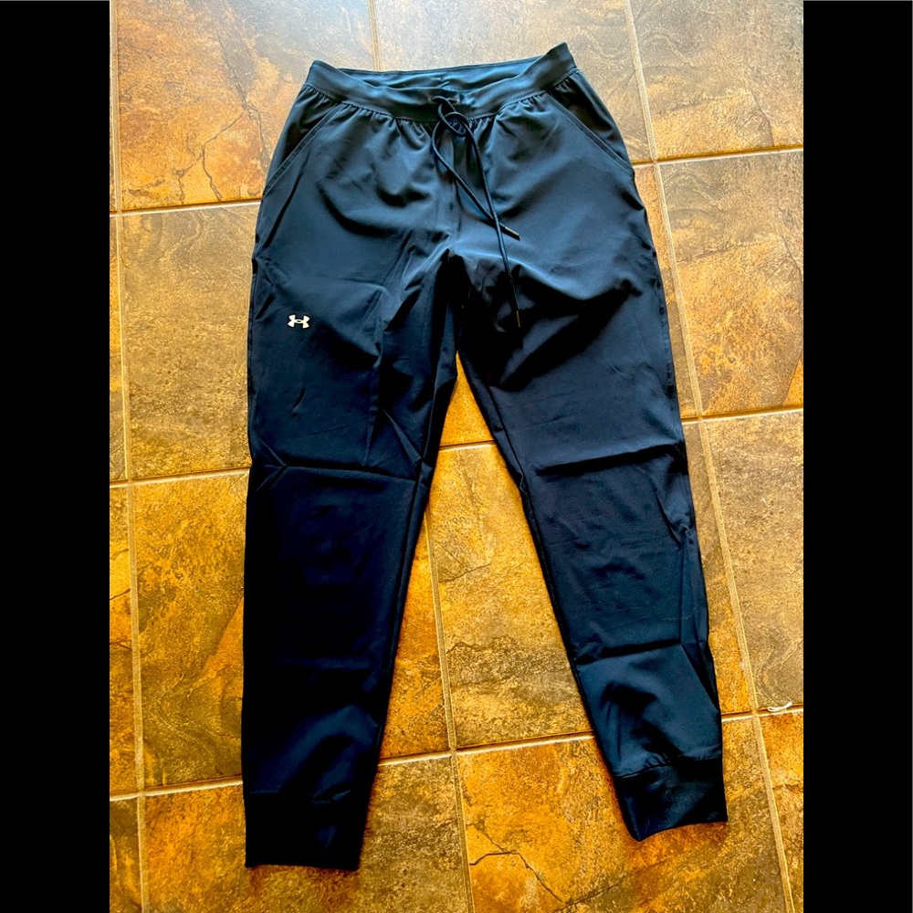 Black under armour joggers size small. Loose git, heat gear.